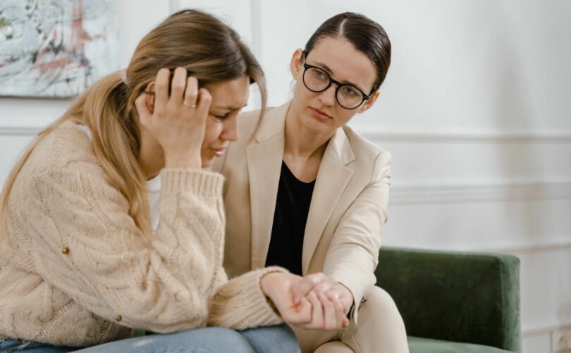 كيف يتعامل الطبيب النفسي مع المريض