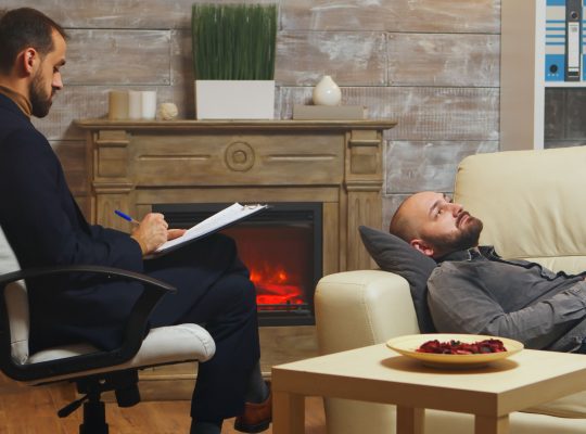 كيف يمكن للعلاج بالحديث أن يكون فعالاً لعلاج الاكتئاب؟