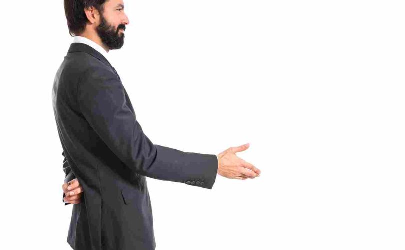 وضع اليد خلف الظهر في لغة الجسد: دلالات مختلفة