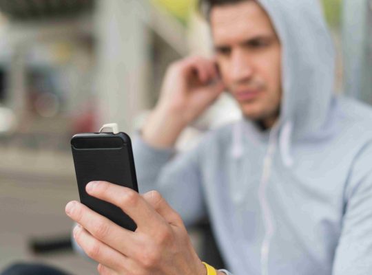 التعامل مع خيانة الزوج بالهاتف