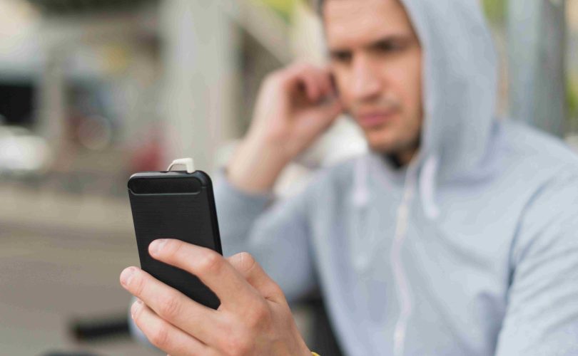 التعامل مع خيانة الزوج بالهاتف