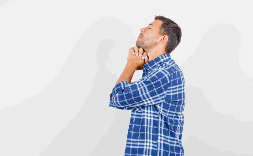 ما أبرز دلالات تشبيك الأصابع في لغة الجسد؟