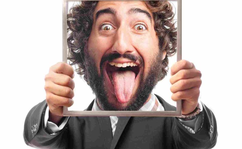 إخراج اللسان في لغة الجسد