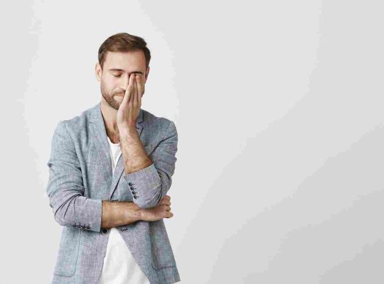 هل يمكن علاج الخجل بالعلاج النفسي؟