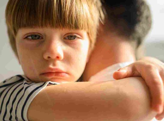 اضطراب التعلق: الأنواع والأسباب والعلاج