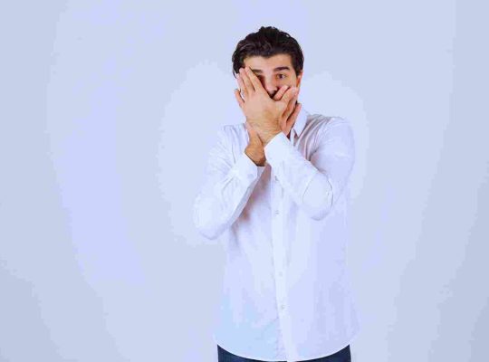 أسباب الخجل النفسية والاجتماعية
