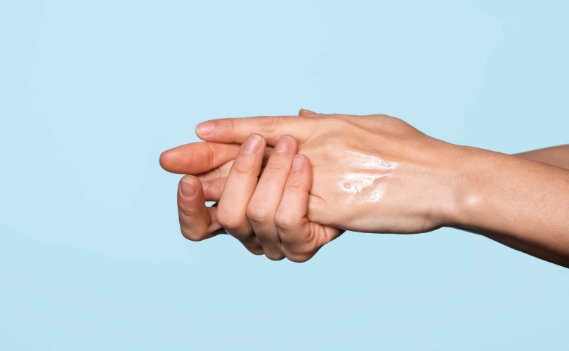 تعرق اليدين من أعراض الخجل الجسدية