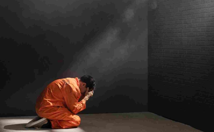 لماذا يُصاب السجناء باضطرابات نفسية؟