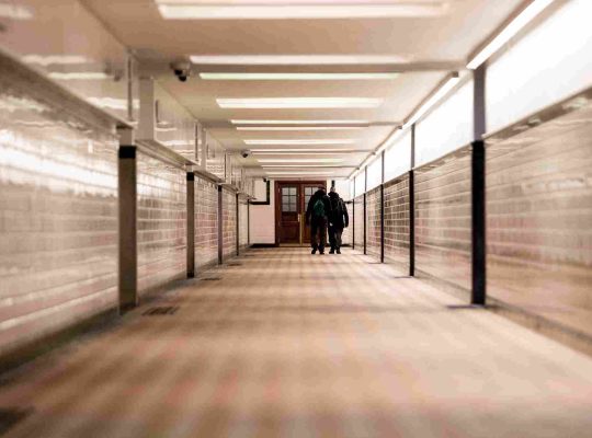 التعامل النفسي مع الخارجين من السجن: فوائد ونصائح