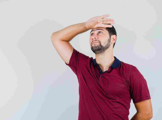 هل التعرق من أعراض الخجل الجسدية؟