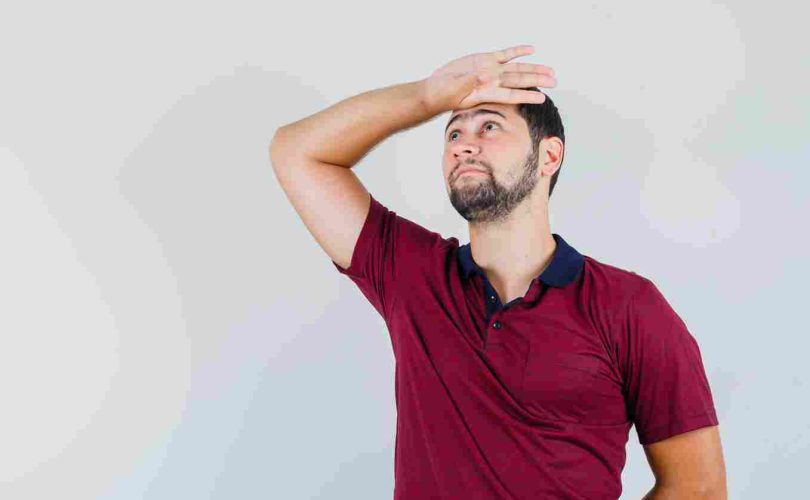 هل التعرق من أعراض الخجل الجسدية؟