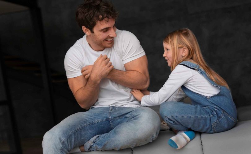 ابنتي لا تستطيع تكوين صداقات: كيف أساعدها؟