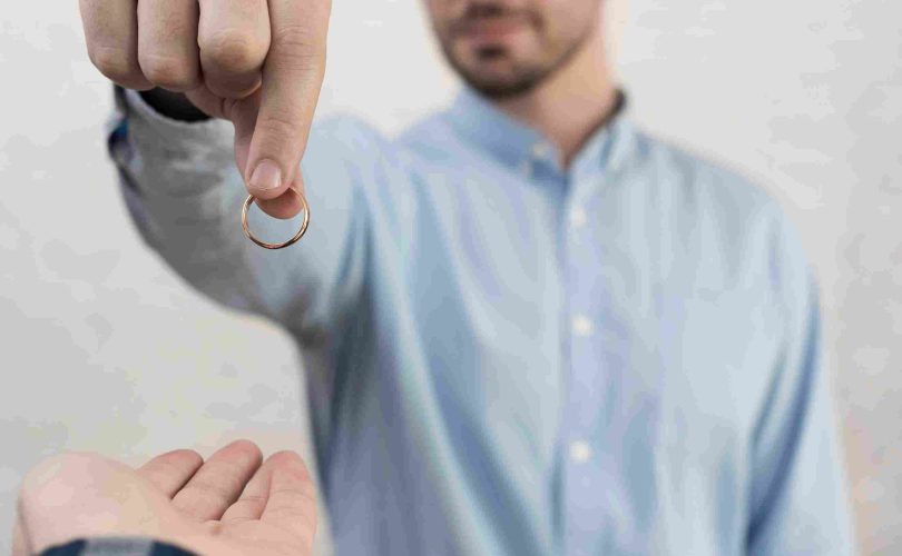 كيف تتأثر نفسية الرجل بعد الانفصال؟
