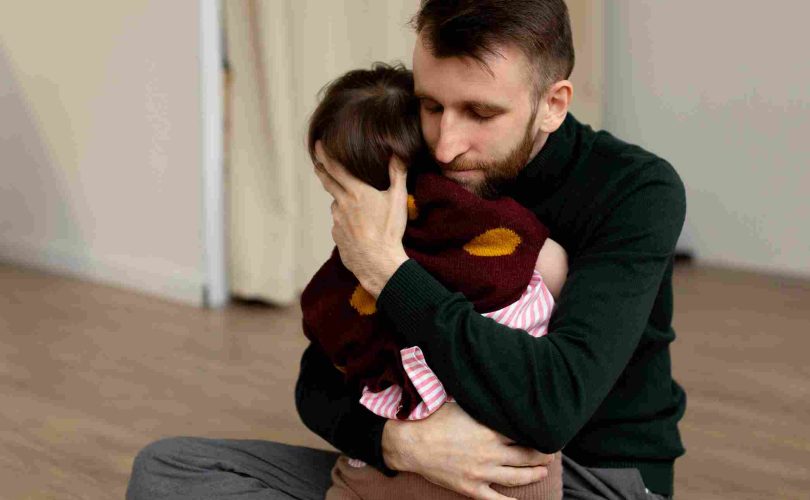 ما أسباب التعلق بشخص عند البالغين والأطفال؟