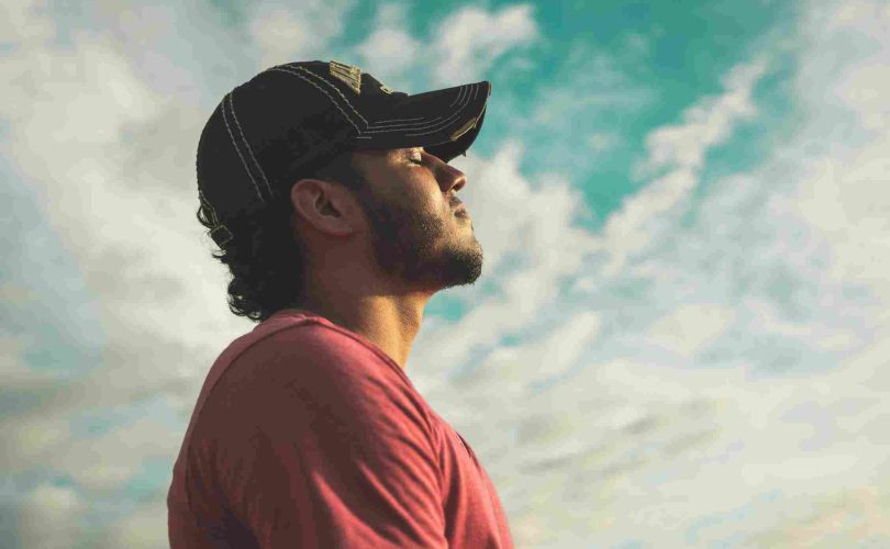 ما دلالة التنفس بعمق في لغة الجسد؟