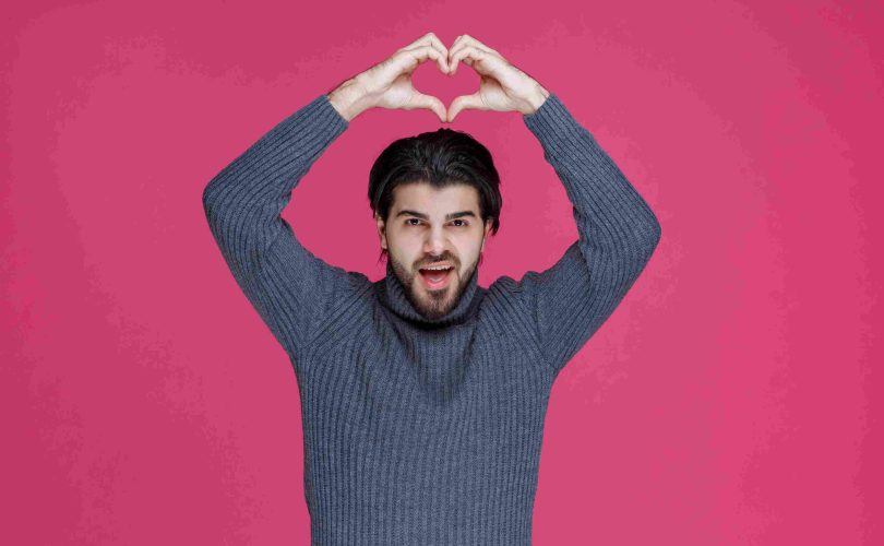 لغة الجسد عند الوقوع في الحب عند الرجل
