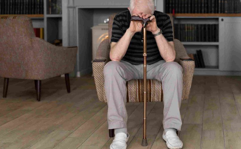 إساءة معاملة كبار السن: الأسباب والتأثير النفسي