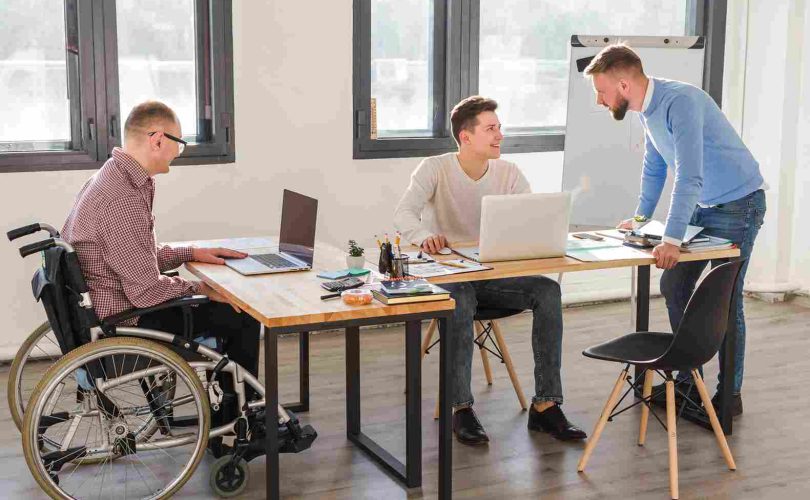 ذوو الإعاقة في العمل: تحديات وحلول