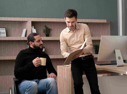 هل يمكن تحسين العلاقات في العمل بالذكاء العاطفي؟