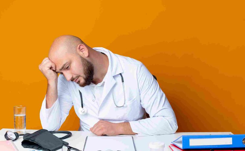 إرهاق الطبيب: الأعراض والأسباب والوقاية
