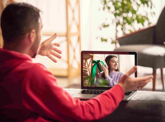 العلاقات الافتراضية