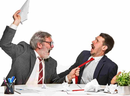 كيف تتعامل مع الزميل المتسلط في العمل؟