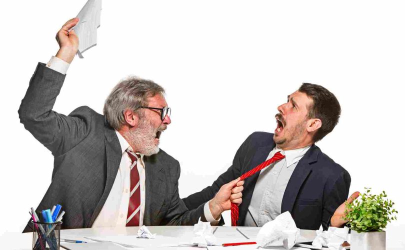 كيف تتعامل مع الزميل المتسلط في العمل؟