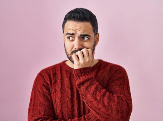 علامات التوتر في لغة الجسد | دليلك لفهم ما لا يقال