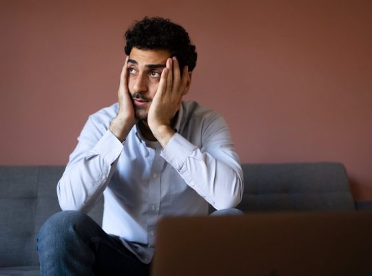 لماذا ينتشر اضطراب القلق العام بين الشباب السعودي؟