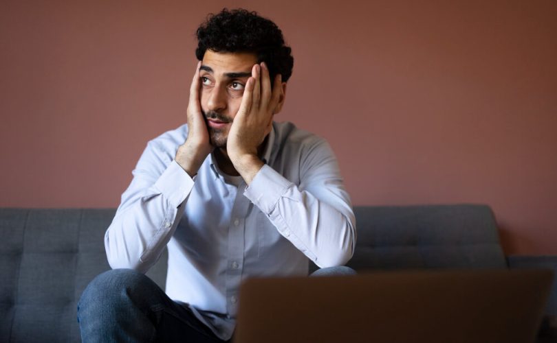 لماذا ينتشر اضطراب القلق العام بين الشباب السعودي؟