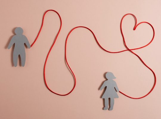 التعلق العاطفي غير الآمن: لماذا أرتبط بسرعة ثم أتأذى؟