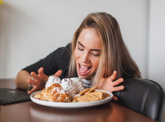 اضطراب الأكل العاطفي: لماذا آكل عندما أحزن؟
